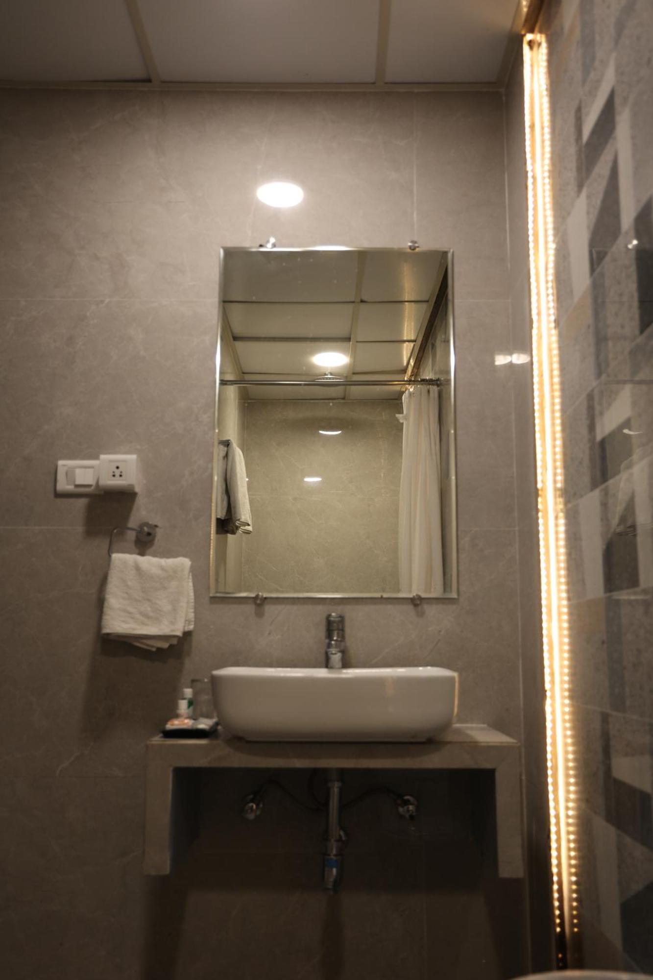 לקנאו Hotel Pinaka Inn מראה חיצוני תמונה
