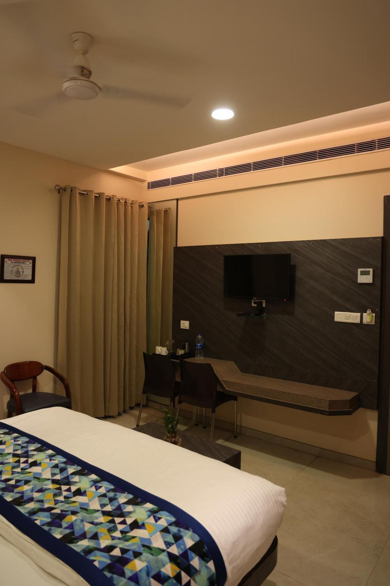 לקנאו Hotel Pinaka Inn מראה חיצוני תמונה