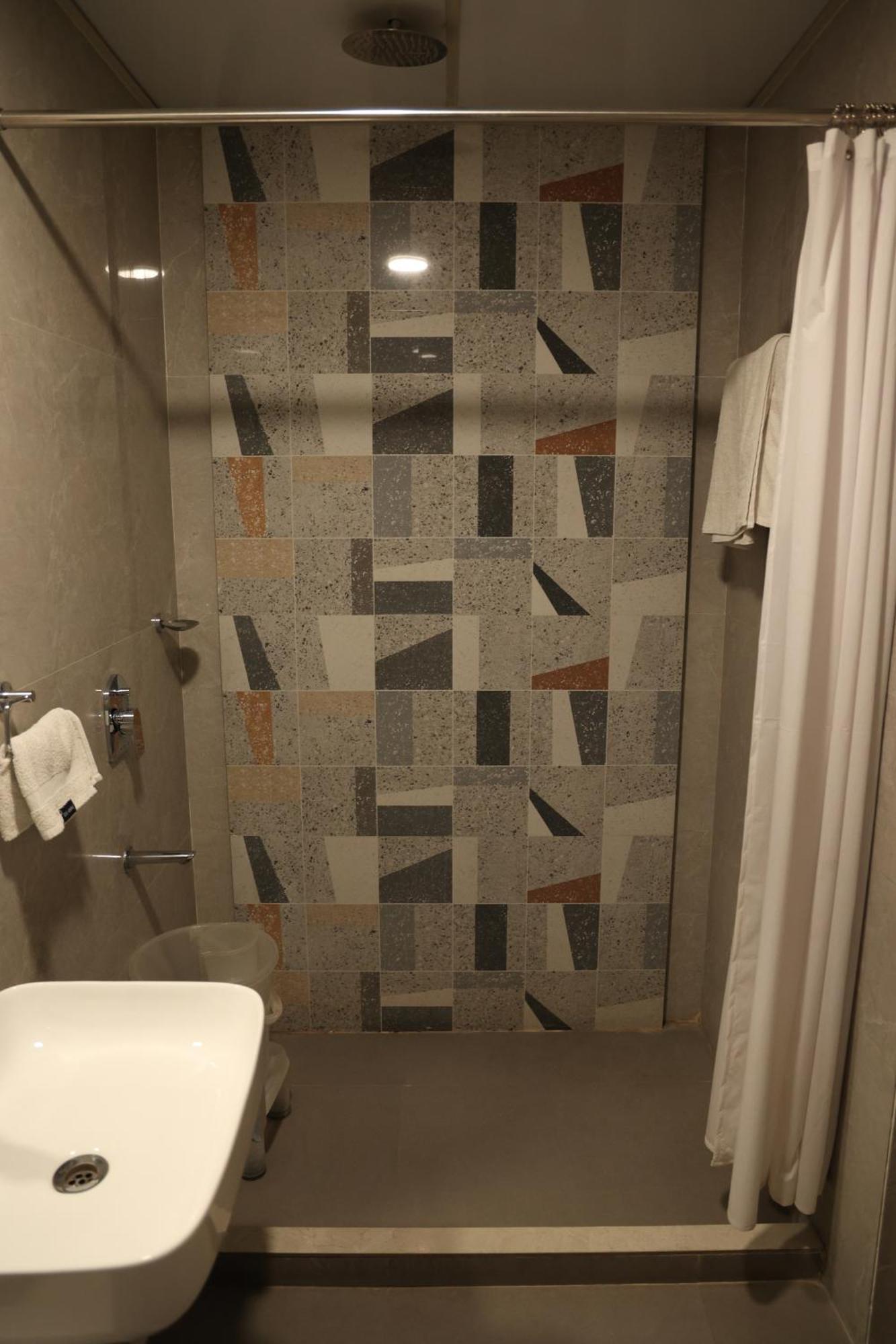 לקנאו Hotel Pinaka Inn מראה חיצוני תמונה